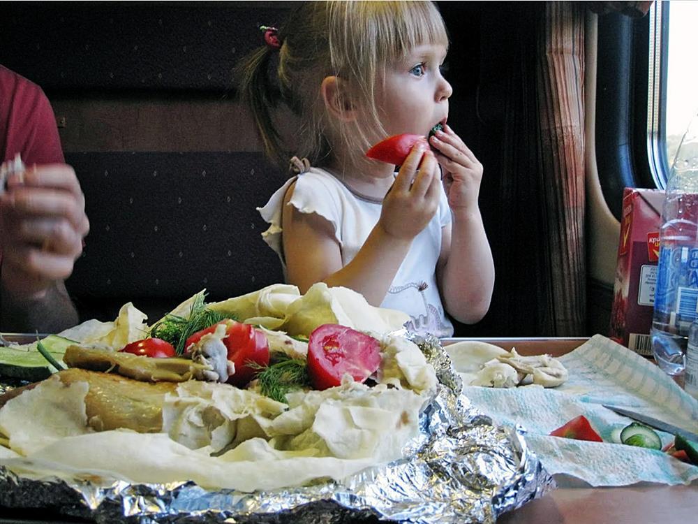 домашняя еда в поезд ребенок ест